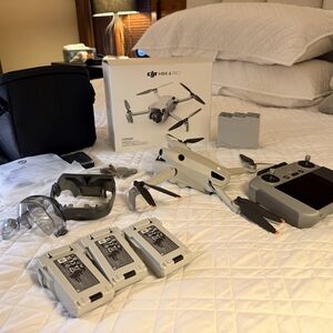 DJI Mini 4 Pro Drone Bundle — Light Gray with Black Accents